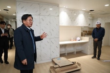 박강수 마포구청장, 市 자치구 최초 ‘효도숙식 경로당’ 조성 현장 점검