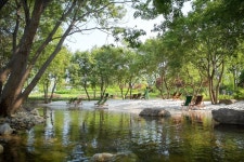 순천만국가정원 개울길, 시원한 휴식 공간 제공