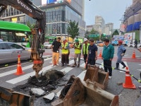 박강수 마포구청장, 서교동 도로 침하 현장 발 빠른 조치 나서