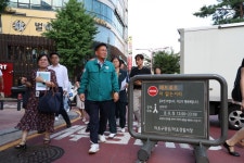 박강수 마포구청장, 홍대 레드로드서 재난문자전광판 설치 장소 살펴