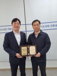 경기도의회 김영기 의원, 의왕시 김학주 씨에 지역사회 발전 공로로 표창 수여 경기도의회 김영기 의원,  의왕시 김학주 씨에 지역사회 발전... 
