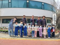 과천시 문원동행복마을관리소, 어린이와 함께 ‘줍깅’‧꽃 심기 행사 실시