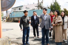 이상일 용인특례시장, 기흥중 신축공사 현장과 주변 도로 등 점검...“통학 안전에 필요한 것들 곧바로 조치”