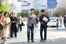 이상일 용인특례시장, 기흥중 신축공사 현장과 주변 도로 등 점검...“통학 안전에 필요한 것들 곧바로 조치”
