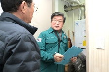 경로당 찾아간 김길성 중구청장, 한파 대비 현장 점검하며 어르신 안부 살펴 경로당 찾아간 김길성 중구청장,  한파 대비 현장 점검하며 어르신... 