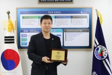 유영일 도의원, 신성고등학교 감사패 수상..“교육환경 개선은 주민과의 약속이자, 제 정치의 출발점”