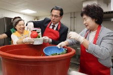 대전 동구 판암1동, 정성 가득 ‘열무김치 300통 나눔행사’ 개최