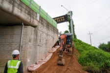 안성시의회, 양변휴게소 인근 국지도 23호선 교량 사면 유실 사고 현장 점검