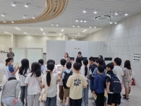 ‘청개구리 이야기’ 선정된 수원 곡정초등학교 4학년 학생들, 수원시청 견학