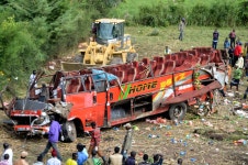 케냐삽55(kenya#55) | At least 55 killed including seven kids as 'overloaded and speeding' bus veers off the road in Kenya | The Irish Sun At least 55...