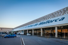 British woman, 58, dies on Ryanair plane at Majorca airport as she flew home to Scotland days before her birthday | The Sun... 