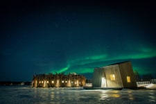 You can now stay in a floating ‘Arctic bath’ hotel with stunning views of the Northern Lights – The Sun | The Sun You can... 