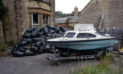 Neighbour branded ‘trashy and unwelcome’ in anonymous note due to piles of rubbish in their garden… including a YACHT | The... 