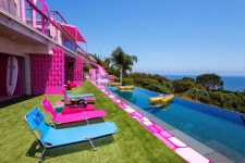 You can now stay in Barbie’s Malibu DreamHouse for FREE – The Sun You can now stay in Barbie’s Malibu DreamHouse for FREE
