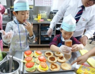 [탐방]롯데리아 ‘환경사랑 안전먹거리 체험교실’ - 식품음료신문 [탐방]롯데리아 ‘환경사랑 안전먹거리 체험교실’