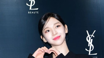 [T포토] 카리나 '애교 담은 하트' - TV리포트