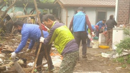 군정소식 > 의령소식 > 보도자료 > 칠곡면, 용덕면 자원봉사협의회 합동 주거 대청소 봉사 실시 | 의령군청