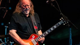 Like, Oh, This Adds to My Tonal Range! | Ultimate Guitar Warren Haynes Explains Why He Chose P-90s Over Humbuckers for New... 