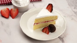 5 Easy Ways to Decorate a Cake with Strawberries - wikiHow