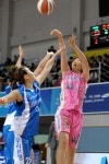 WKBL 주전 고른 활약 KB국민은행, 우리은행 잡고 4강행 교두보 마련