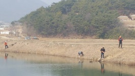 커뮤니티 > 낚시터환경개선 > 2월 저수지청소하는날...
