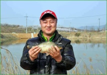 조황조행기 > 월척컵 토종붕어 챔피언십 > 007붕어님 3년만에 월척