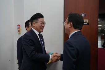 [포토] 박찬대 예방한 홍철호 정무수석