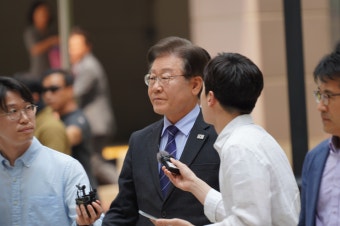 이재명, 위증교사 혐의 재판 출석...대북송금 질의엔 묵묵부답