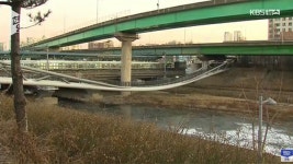 開通6年半しか経っていないアーチ型の歩道橋、沈下してU字型に＝韓国│韓国社会・文化│wowKorea(ワウコリア)