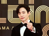 [フォト]ジュノ（2PM）、きょうはスーツ姿で指ハート…「2021 MBC演技大賞」 | wowKorea（ワウコリア）