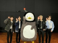 「ENHYPEN」、人気ゆるキャラペンスと“ペンハー”…大爆笑（動画あり） | wowKorea（ワウコリア）