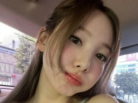 「TWICE」ナヨン、くらっとする鎖骨ライン…セクシー＆ラブリーなセルフィ-披露 | wowKorea（ワウコリア）