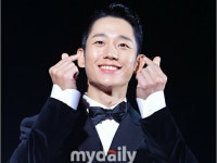 【フォト】俳優チョン・ヘイン、「第8回2022 APAN STAR AWARDS」レッドカーペットに登場…ダブルハートを受け取って～ | wowKorea... 