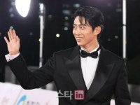 【フォト】「2PM」テギョン、「第43回青龍映画賞」レッドカーペットに参加…気持ちのいい笑顔 | wowKorea（ワウコリア）