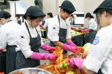 원광보건대학교 대학뉴스 - 원광보건대학교, 소외계층 위한 전공연계 은혜나눔 김장담그기 봉사활동 실시