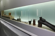 1층 | 유의기념관 | 전시·체험시설 | 시설별 이용안내 | 영천시 영천한의마을