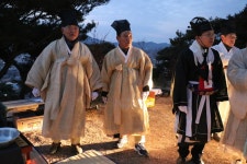 용문면 2019년 기해년 해맞이 행사가 용문전통문화보존회(회장 김학윤) 주최로 금당실마을 주산인 오미봉 정상에서 - 마을이야기 -예천군... 