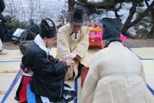 용문면 2019년 기해년 해맞이 행사가 용문전통문화보존회(회장 김학윤) 주최로 금당실마을 주산인 오미봉 정상에서 - 마을이야기 -예천군... 