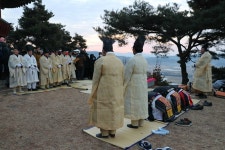용문면 2019년 기해년 해맞이 행사가 용문전통문화보존회(회장 김학윤) 주최로 금당실마을 주산인 오미봉 정상에서 - 마을이야기 -예천군... 