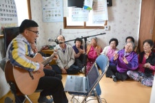 우리마을소식>법성면>읍면소개>영광소개>영광군청 지역 어르신들을 내 부모님처럼 섬기는 법성면장