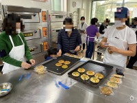 여수시 드림스타트, ‘제과 제빵 체험’ 양육자 소통 시간 마련 - 여수시청 여수시 드림스타트, ‘제과 제빵 체험’ 양육자 소통 시간 마련 