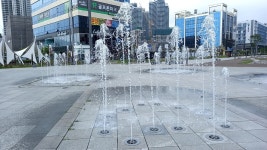 여수시, 무더위 식혀줄 ‘도시공원 바닥분수’ 본격 가동 - 여수시청 여수시, 무더위 식혀줄 ‘도시공원 바닥분수’ 본격 가동