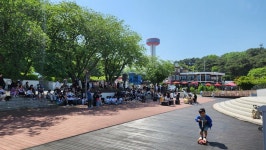 예당관광지 문화광장 수변무대 버스킹 공연 포토갤러리 < 커뮤니티 < 예당호출렁다리 예당관광지 문화광장 수변무대 버스킹 공연