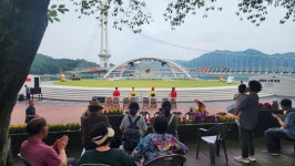 예당호 수변무대 버스킹 포토갤러리 < 커뮤니티 < 예당호출렁다리 예당호 수변무대  버스킹