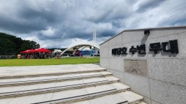 예당호 수변무대 버스킹 포토갤러리 < 커뮤니티 < 예당호출렁다리 예당호 수변무대 버스킹