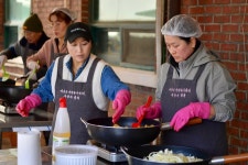 자원봉사센터 사랑의 밥차 운영 활동사진 < 소통과 참여 < 열린군수실 자원봉사센터 사랑의 밥차 운영