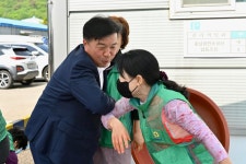 제52회 어버이날 기념행사 사전격려(응봉면) 활동사진 < 소통과 참여 < 열린군수실 제52회 어버이날 기념행사 사전격려(응봉면)