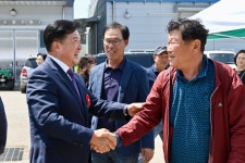 제52회 어버이날 기념행사(응봉면) 활동사진 < 소통과 참여 < 열린군수실 제52회 어버이날 기념행사(응봉면)