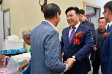 제52회 어버이날 기념행사(응봉면) 활동사진 < 소통과 참여 < 열린군수실 제52회 어버이날 기념행사(응봉면)