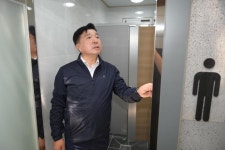 덕산 옥계리 공중화장실 정비 공사 현장방문 활동사진 < 소통과 참여 < 열린군수실 덕산 옥계리 공중화장실 정비 공사 현장방문